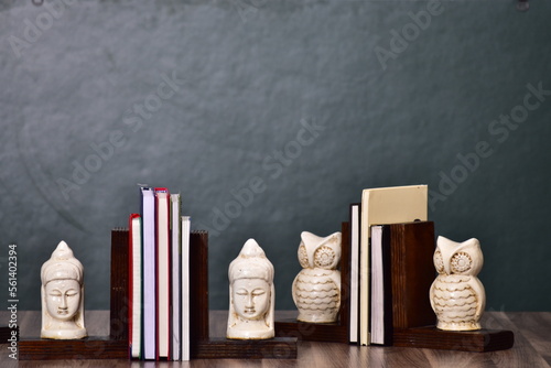 Foto bookends on table still life