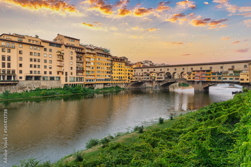 Obraz premium Florence Italy, sunset city skyline at Ponte Vecchio Bridge and Arno River, Tuscany Italy