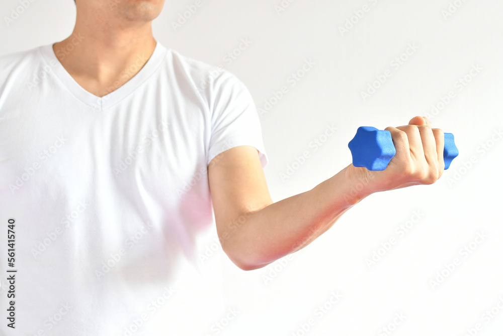 Hombre hispano haciendo ejercicios de rehabilitacion y fuerza. Concepto de salud y fisioterapia, espacio para texto al lado derecho. Hombre hispano haciendo ejercicios de rehabilitacion y fuerza. Concepto de salud y fisioterapia, espacio para texto al lado derecho.