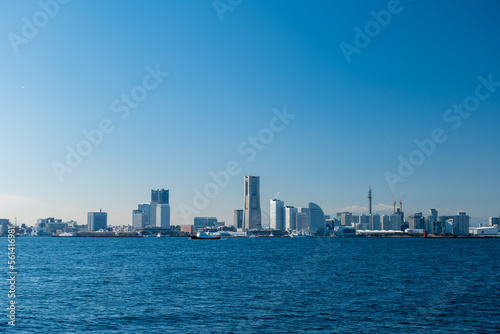穏やかな日の横浜港とみなとみらい 大黒ふ頭からの眺め