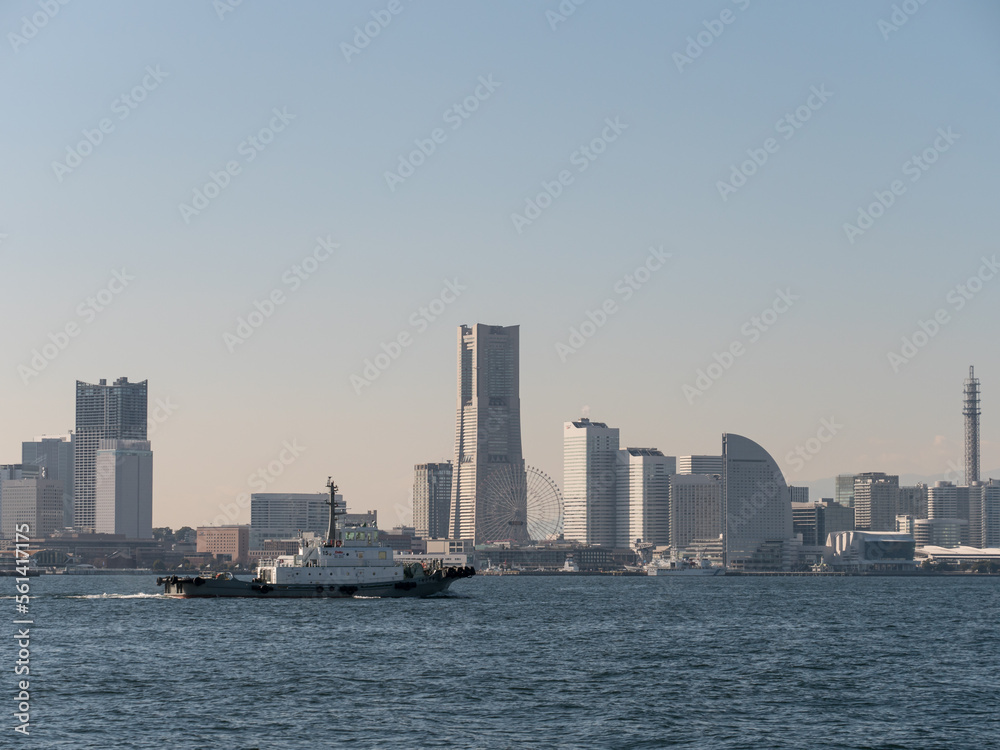 穏やかな日の横浜港とみなとみらい　大黒ふ頭からの眺め