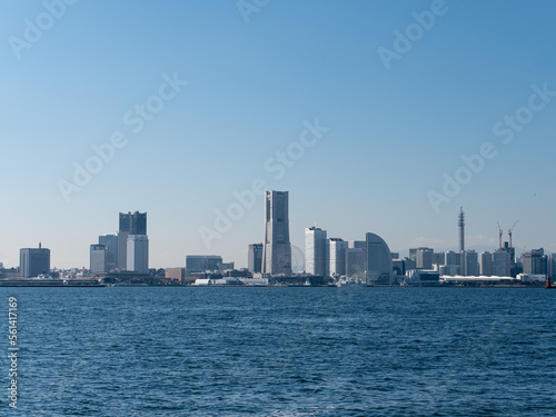 穏やかな日の横浜港とみなとみらい　大黒ふ頭からの眺め © 正人 竹内