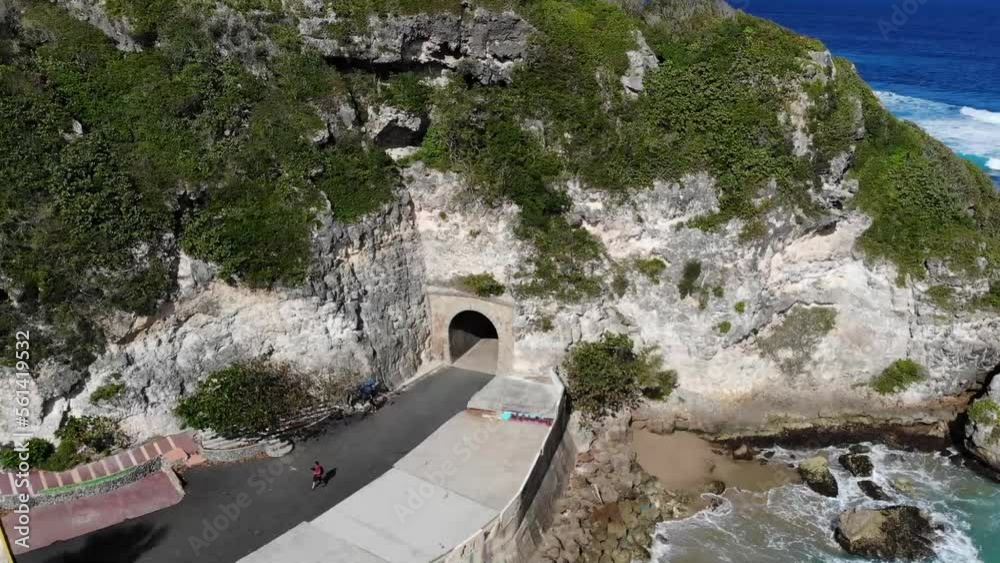 Antiguo tunel de tren entre montaña en acantilado