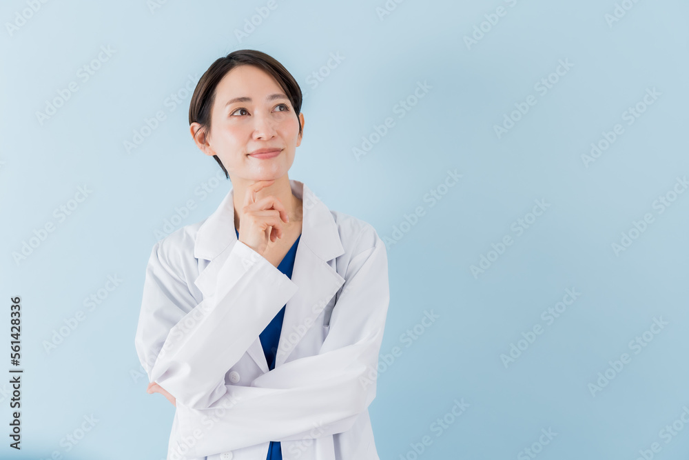 考える白衣を着た日本人女性