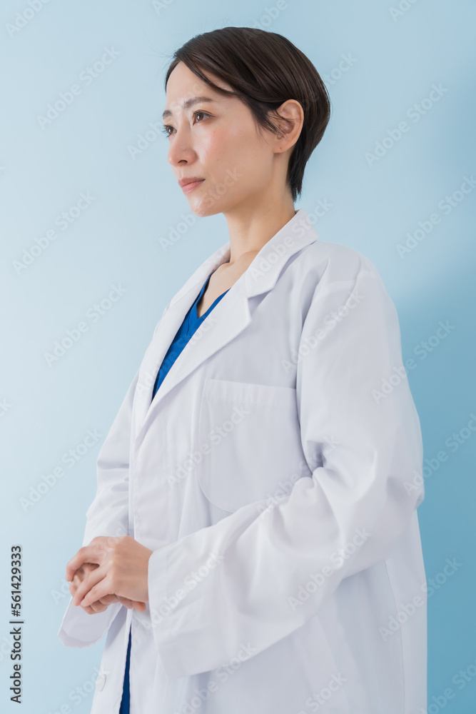 白衣を着た日本人女性