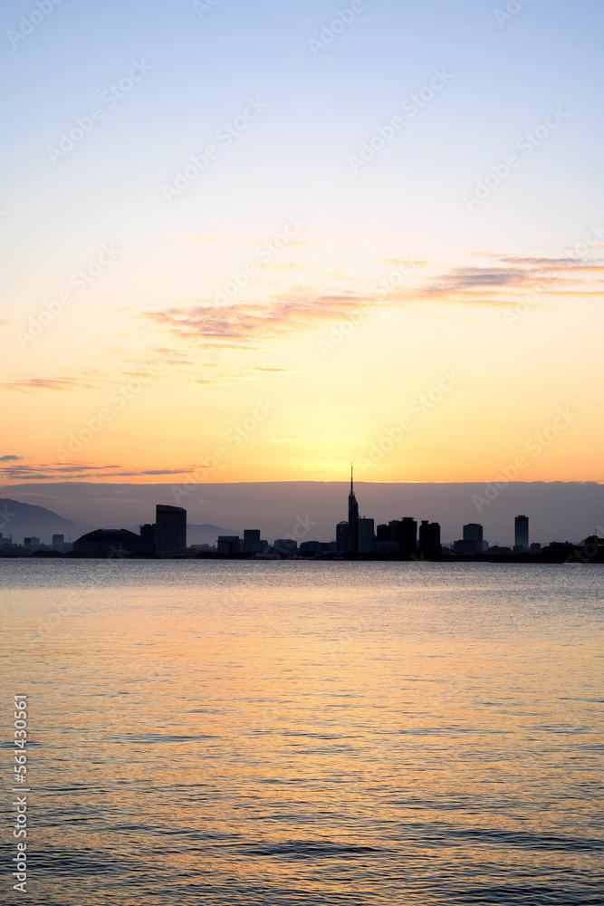 能古島から見た福岡市街の朝焼け