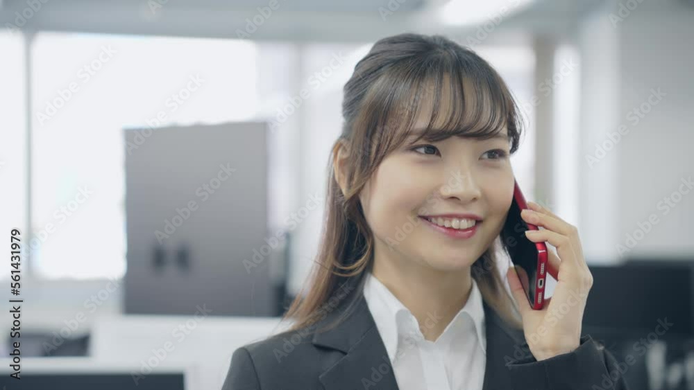 オフィスでスマホ通話するビジネスウーマン オフィスでスマホ通話するビジネスウーマン