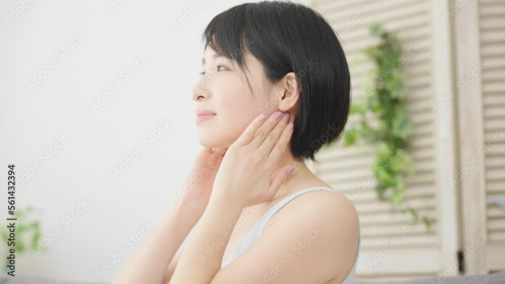 耳下腺のセルフマッサージをする若い女性 美容イメージ
耳下腺のセルフマッサージをする若い女性 美容イメージ