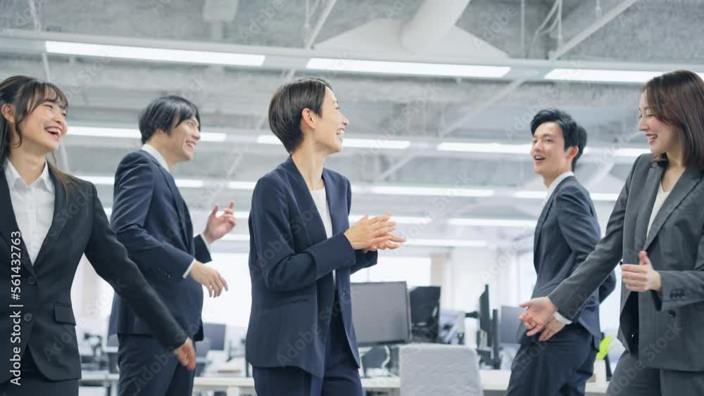 オフィスでダンスする会社員グループ オフィスでダンスする会社員グループ