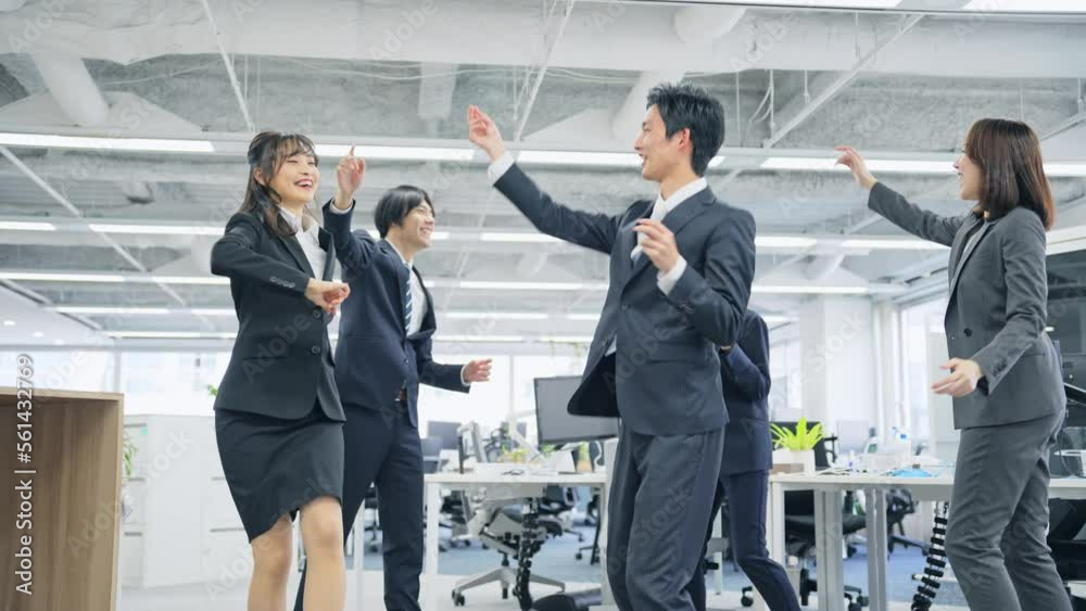 オフィスでダンスする会社員グループ