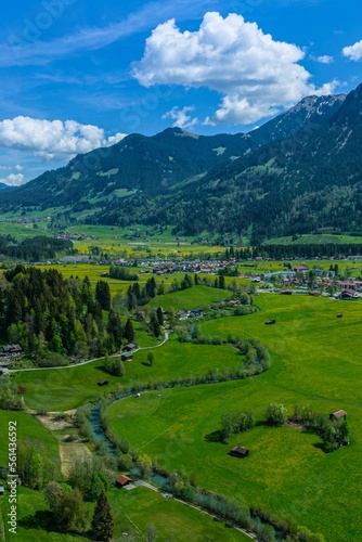 Ausblick ins Oberstdorfer Tal - die mäandernde Stillach, einer der Quellbäche der Iller