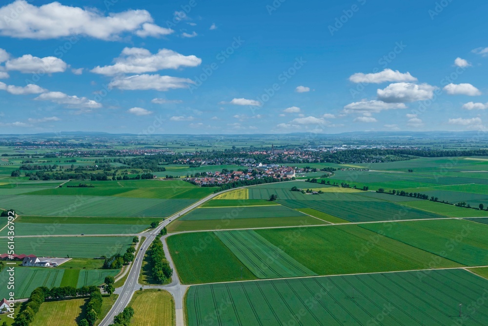 Obraz premium Ausblick auf das Nördlinger Ries vom südlichen Kraterrand bei Holheim