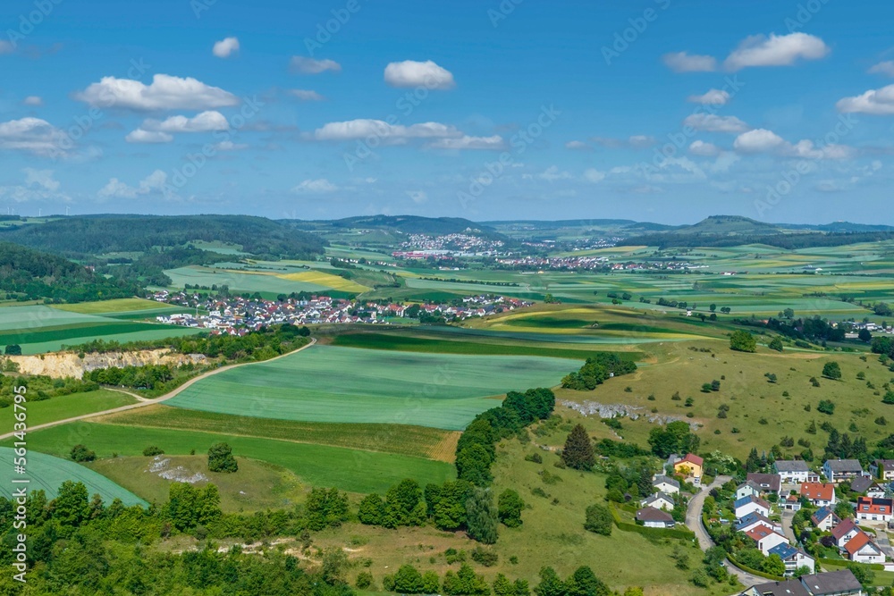 Naturlandschaft am südlichen Rand des Nördlinger Rieses - Ausblick zum Ipf und nach Bopfingen