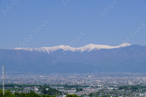 南アルプスと山梨の街並み風景