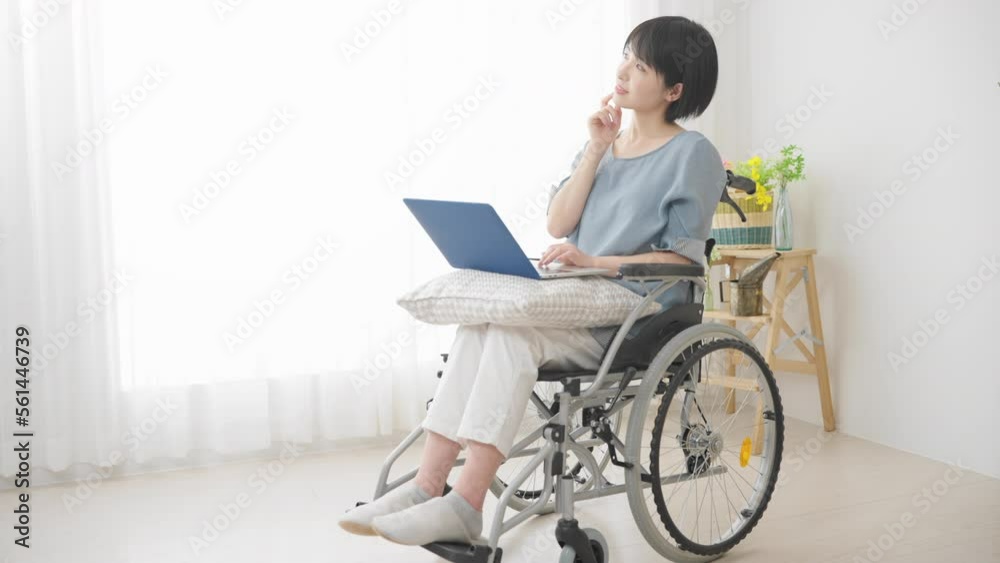 車椅子でノートパソコンを使う若い女性 多様性社会イメージ
車椅子でノートパソコンを使う若い女性 多様性社会イメージ