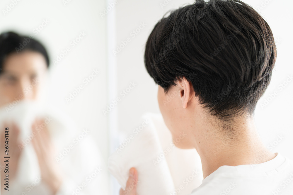 朝の洗顔するアジア系男性のアップ 顔無し 朝の洗顔するアジア系男性のアップ 顔無し