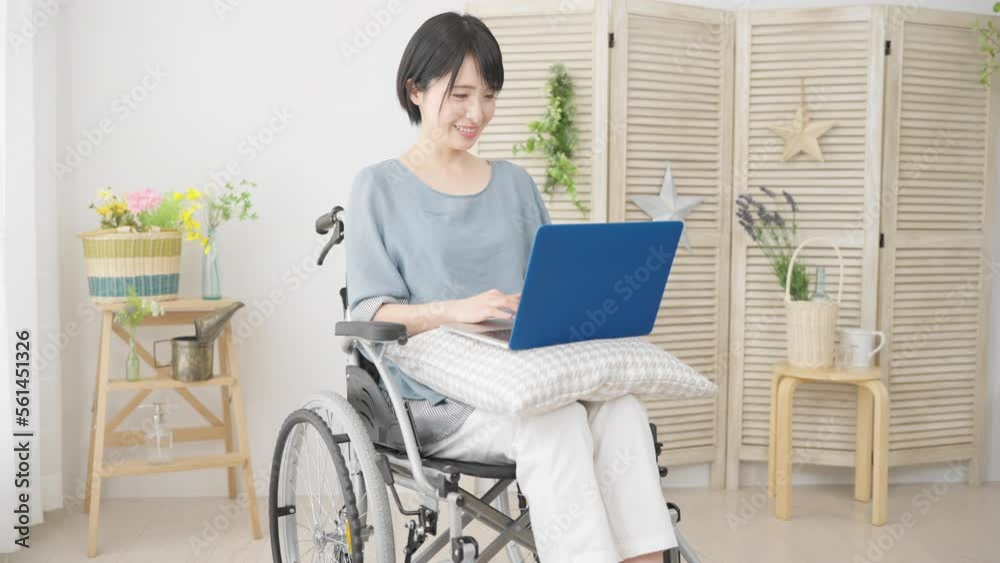 車椅子でノートパソコンを使う若い女性 多様性社会イメージ 車椅子でノートパソコンを使う若い女性 多様性社会イメージ