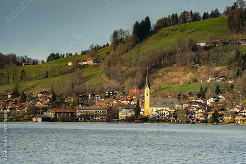 Schliersee Ort vom Wasser aus in der Abendsonne