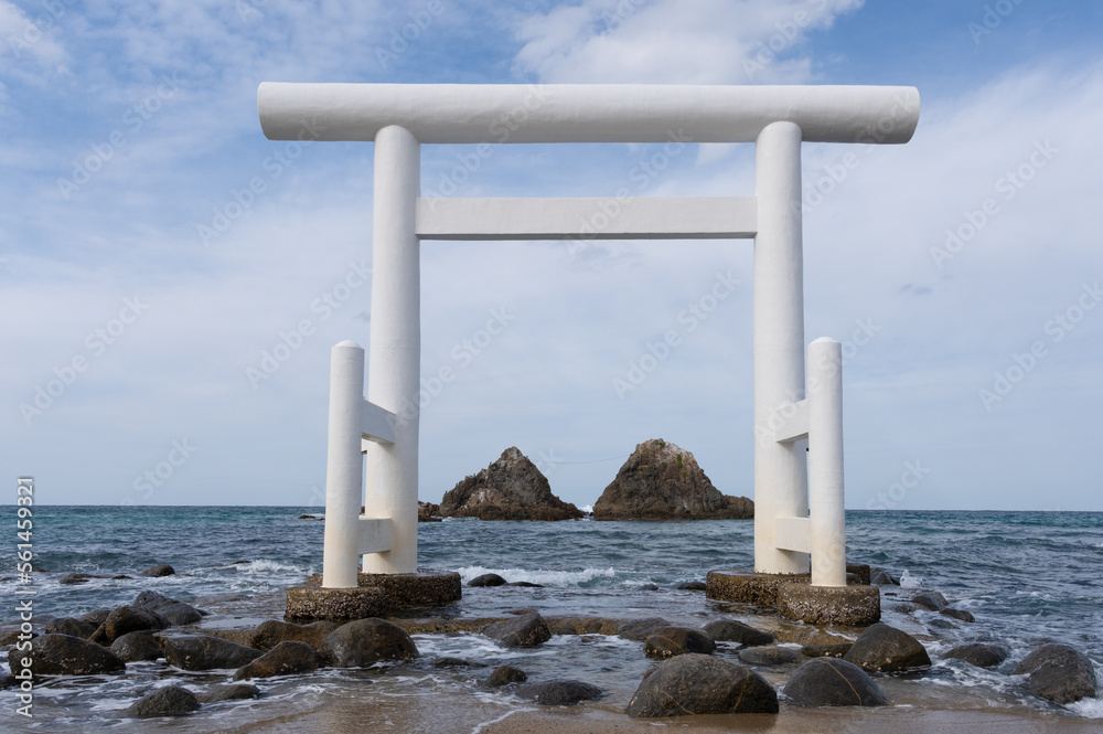 糸島市にある桜井二見ヶ浦の夫婦岩と鳥居の風景