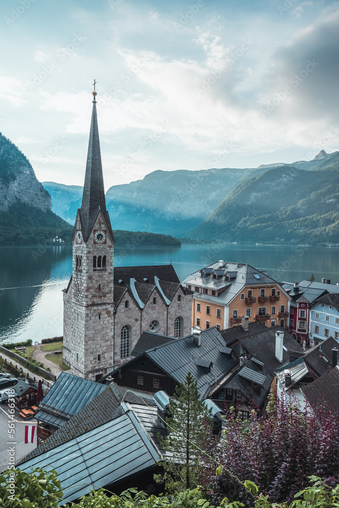Dorf mit Kirche an einem See in den Alpen in Österreich.