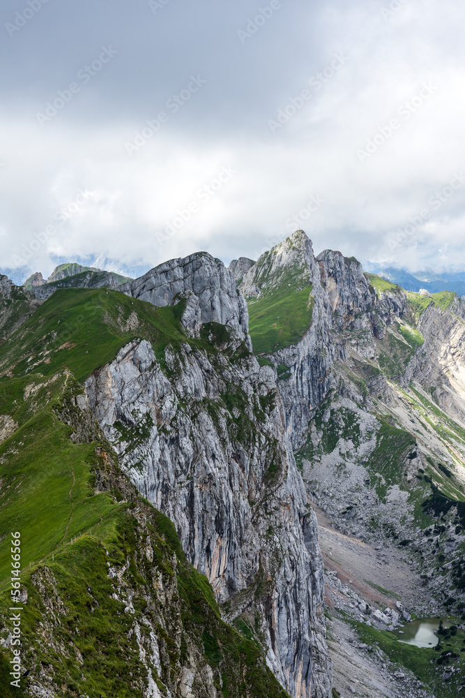 Wandern in den Alpen mit Felsen, Aussicht, grünen Wiesen im ...