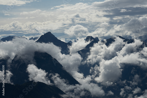 Alpen nach Regen mit Wolken, Gipfeln, Sonne und Schatten.