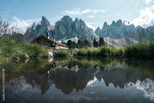 Panorama der Geislerspitzen in See gespiegelt in den Südtiroler Dolomiten.