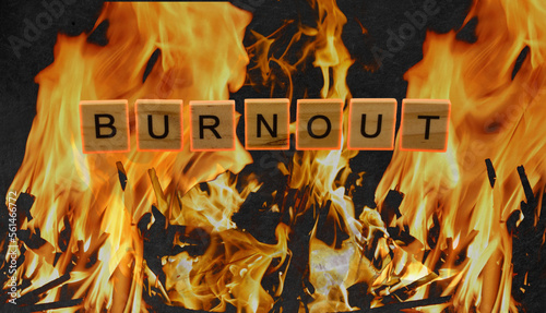 Flammender Text mit dem Wort Burnout