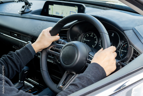 Tapety artystyczne 車を運転する男性の手元