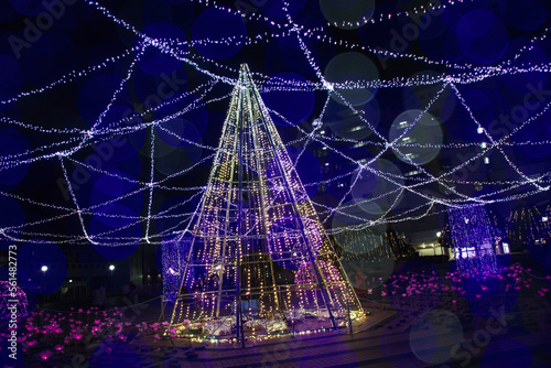 ツリー型のイルミネーションと玉ボケ