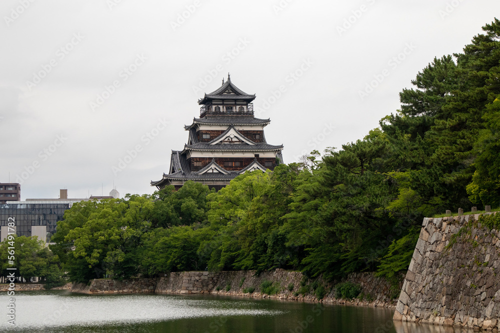 Obraz premium 雨の日の広島城