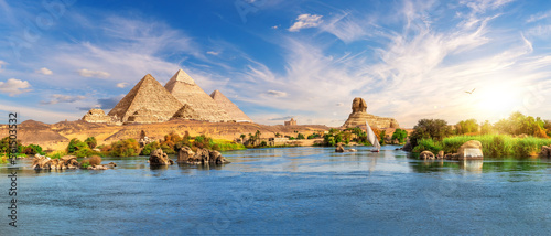 Fotografia Amazing Aswan landscape on the way to The Great Sphinx and Pyramids of Egypt