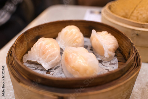 Obraz na plátně 中華せいろで蒸された点心　海老餃子　香港の飲茶　Hong Kong style shrimp dumplings in bamboo steamer on re