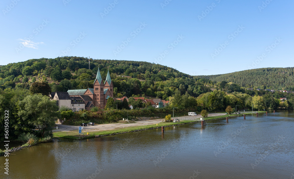 Obraz premium Ehemalige Benediktinerabteikirche, und jetzige Kath. Pfarrkirche St. Michael und St. Gertraud in der Gemeinde Neustadt am Main, Landkreis Main-Spessart, Unterfranken, Bayern, Deutschland.