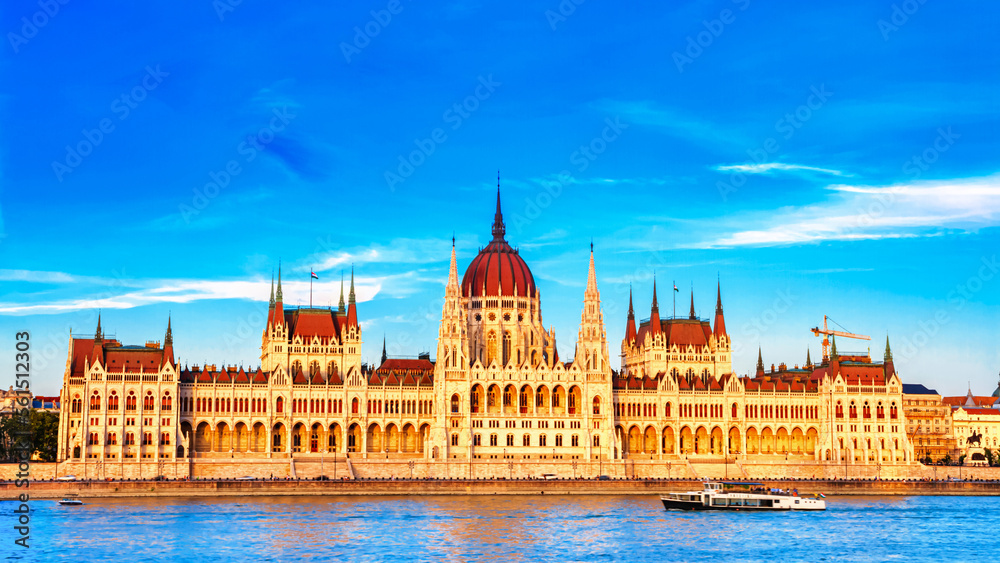 Obraz premium City landscape - view of the Hungarian Parliament Building in the historical center of Budapest on the bank of the Danube river, in Hungary
