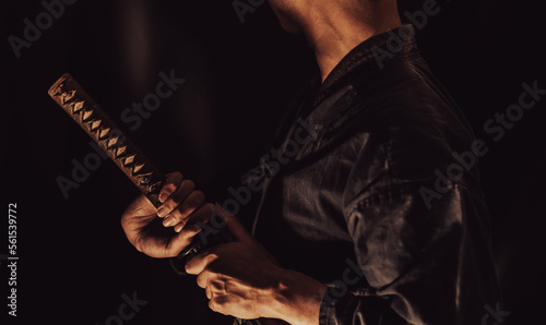 日本刀を構える人物（A man holding Japanese sword）