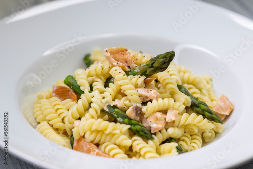 Spindle pasta with green asparagus and salmon