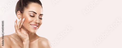 Foto Portrait of woman with beauty face and perfect skin on beige background