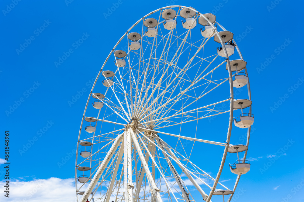 Grande roue sur fond de ciel bleu 