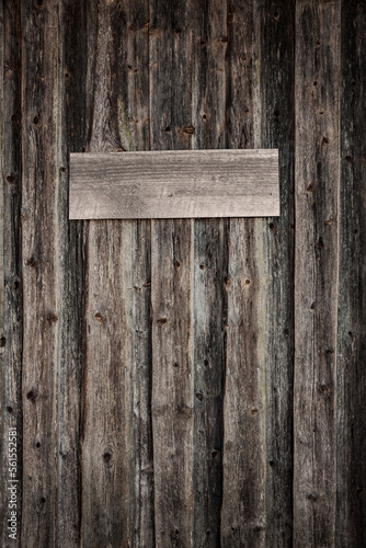 Alte Holzwand mit einem Holzschild