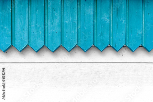 Blaue Holzverzierung vor weisser Wand