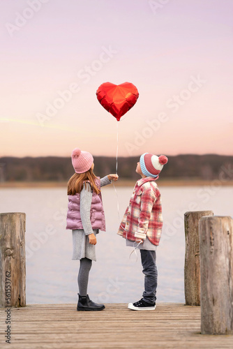 Kinder mit Herzballon