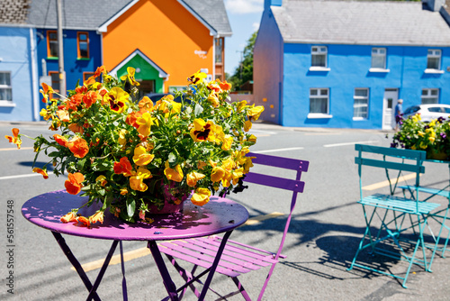Foto Colorful houses in Eyeries, small town on Ring of Kerry, famous Atlantic way in Ireland