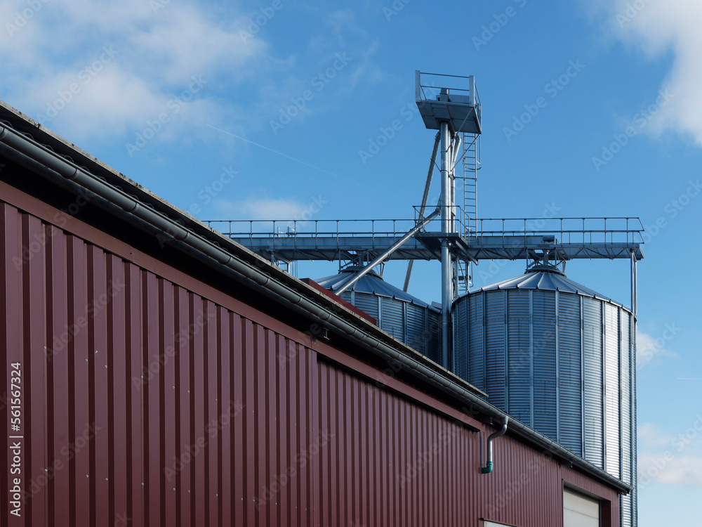 Silos agricoles ronds à fonds plats en extérieur avec grange pour stockages de céréales Silos agricoles ronds à fonds plats en extérieur avec grange pour stockages de céréales