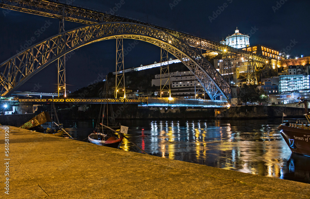 Obraz premium Night image of Porto, river and reflections, Portugal