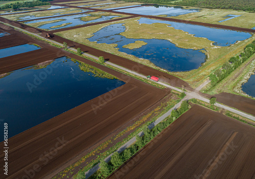 Luftaufnahme von einer Moorlandschaft, wo Torf abgebaut wird.