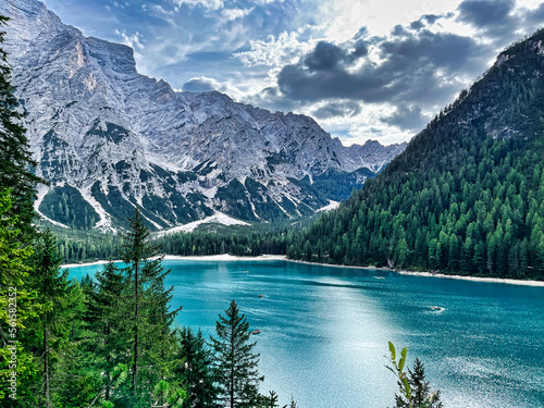 Panoramablick auf den Prager Wildsee in den italienischen Alpen.
