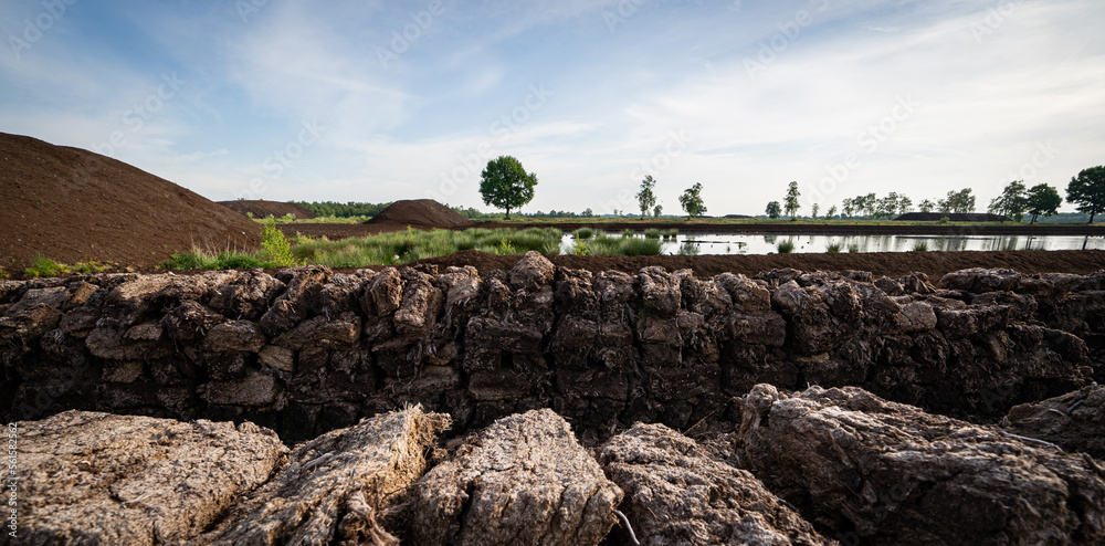 Torfquader: Abbau von Torf in Moorlandschaften. Torfquader: Abbau von Torf in Moorlandschaften.