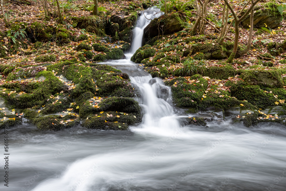 Obraz premium Long exposure of a waterfall on the East Lyn river at Watersmeet in Exmoor National Park