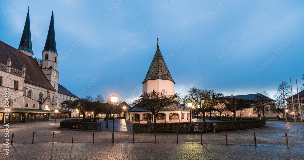 Obraz premium Gnadenkapelle am Kapellplatz in Altötting abends